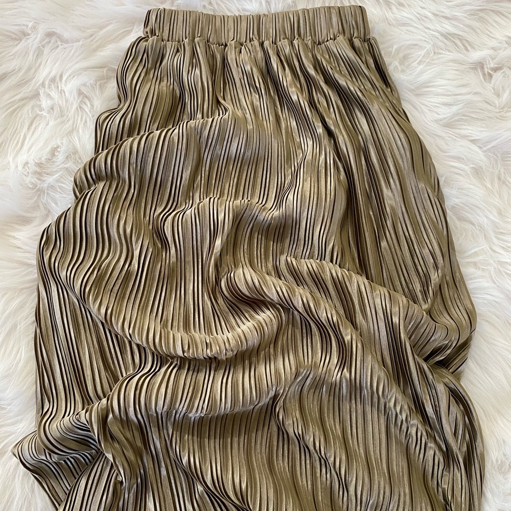 Beautiful satin shirt, length below the knees.